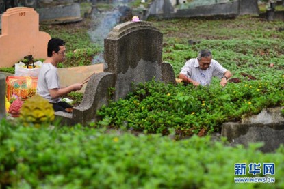 掃墓要注意揚起的塵土，以免惹出病來。圖/取自新華社