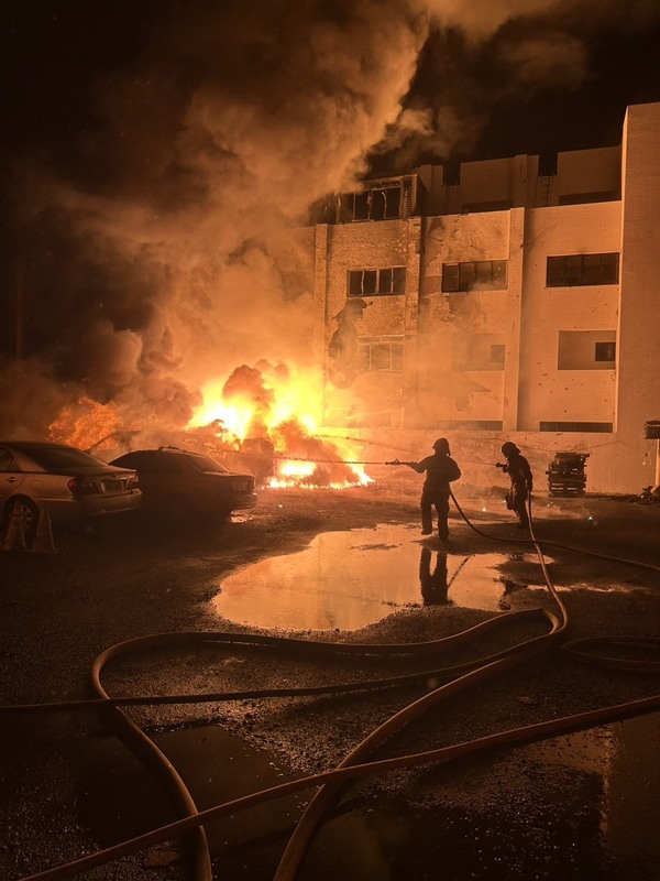 台南市安南區海佃路住宅區空地廢棄物22日凌晨起火爆炸,消防人員到場灌救,4個多小時後撲滅火勢。圖/中央社、台南市消防局提供