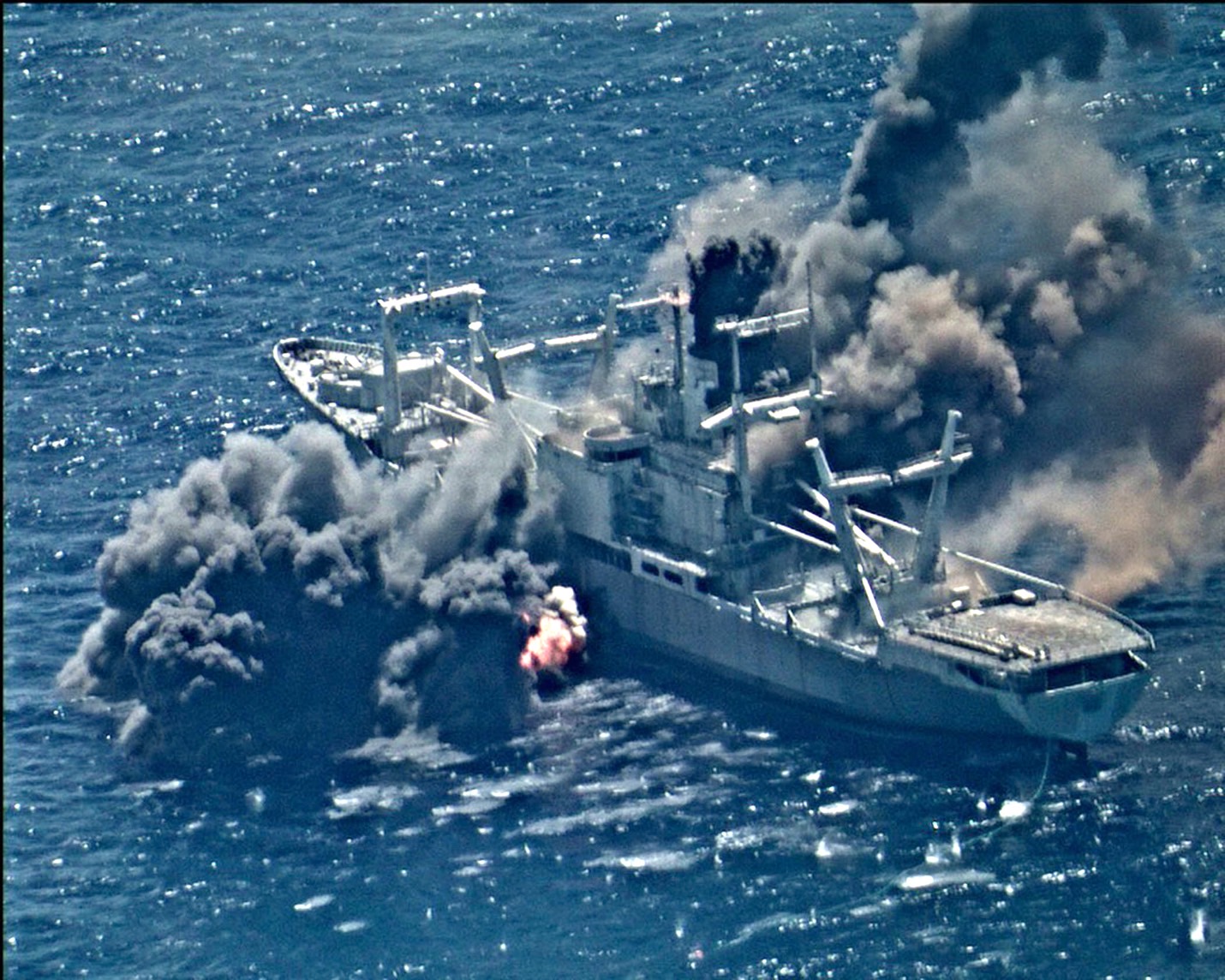 2022年8 月 30 日，參加環太平洋 (RIMPAC) 演習的船隻和飛機的實彈擊沉了退役兩棲貨船前達勒姆號 (LKA 114)。圖/取自U.S. Navy