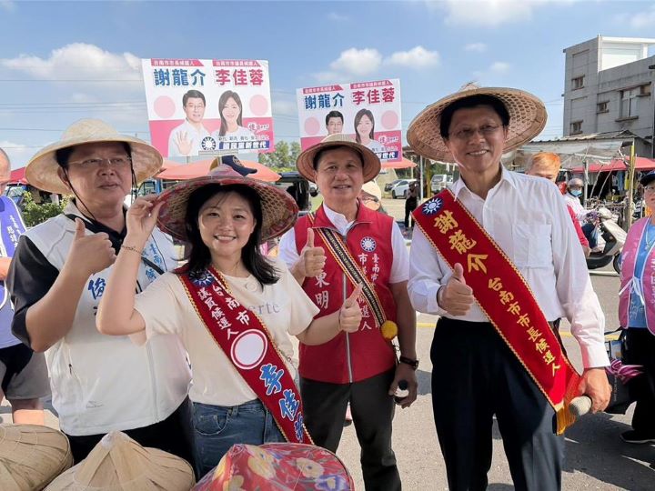 國民黨台南市長參選人謝龍介指出，南高兩地，未來更應加強合作。圖為謝龍介（右）18日偕同市議員參選人走訪善化牛墟拜票。圖/謝龍介競總提供