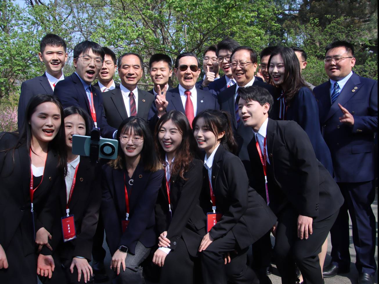 前總統馬英九(中)9日參訪北京大學與師生合影。圖/馬英九基金會提供
