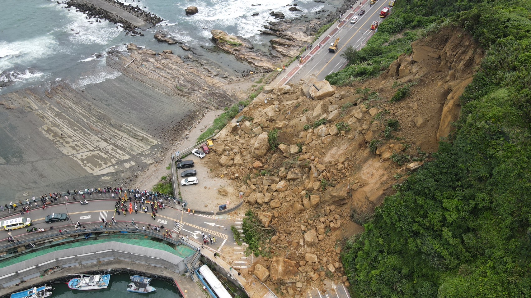 基隆潮境公園北寧路3日下午突然坍方，由於掉落巨石最大重達80公噸，預估6月11日才能搶通。圖/公路局提供