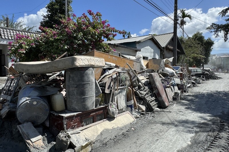 花蓮馬太鞍溪堰塞湖溢流潰壩，造成光復地區1500多戶民宅積滿淤泥，據報導30日已完成1085戶清理，目前還有約430戶待清。圖/中央社