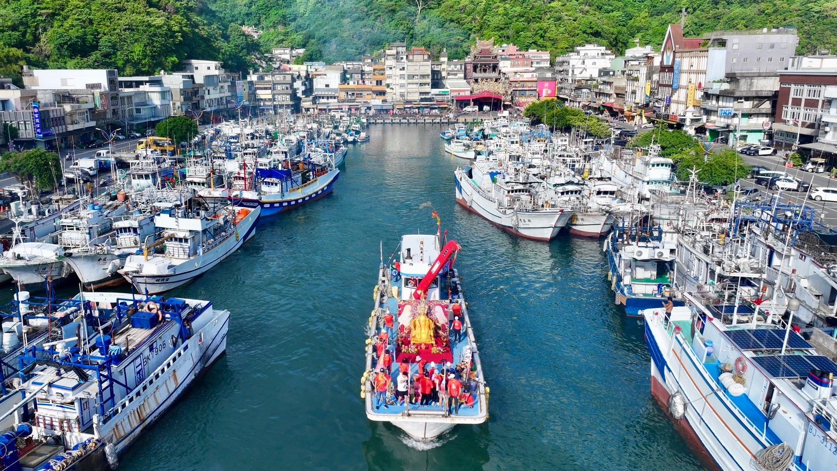 蘭陽媽祖文化節今天（20日）南方澳漁港出發，在百艘船隻護航下展開海巡。圖/去自宜蘭縣政府網站