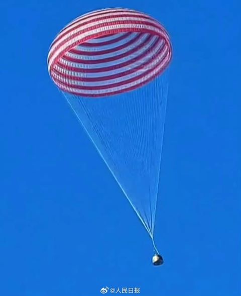 神舟二十一號（神21）載人太空船返回艙於北京時間11月14日16時40分，在內蒙古東風著陸場成功著陸。圖/取自人民日報微博