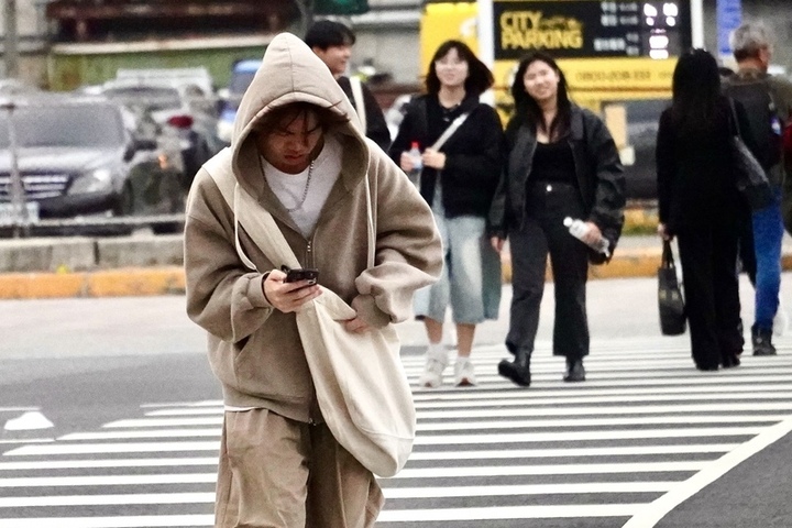 寒流到！下午起各地迅速轉冷　9縣市低溫特報迎風面局部降雨