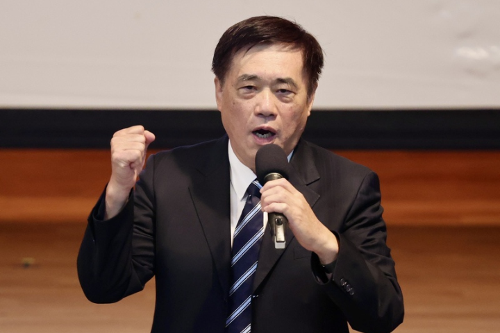 針對藍白合，國民黨主席選舉參選人郝龍斌6日曝，將規劃2階段計畫，先以明年選舉作為試金石，由藍白兩大在野黨籌組「聯合提名委員會」，進一步深化藍白互信，2028再共推一組總統候選人，下架民進黨。圖/中央社