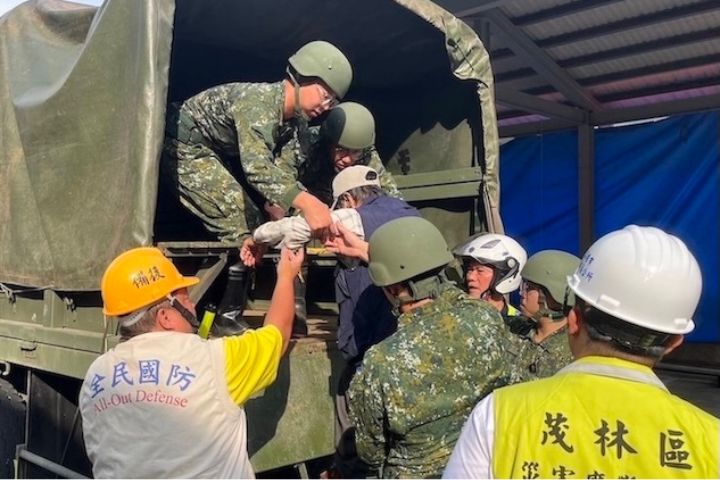 颱風楊柳來襲，國軍第四作戰區官兵到高雄山區協助民眾撤離。圖/國軍提供
