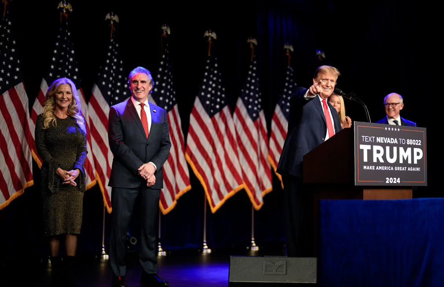 美國共和黨總統候選人川普（右二）可能找北達科他州長柏根（左二）為副手。圖/取自柏根X