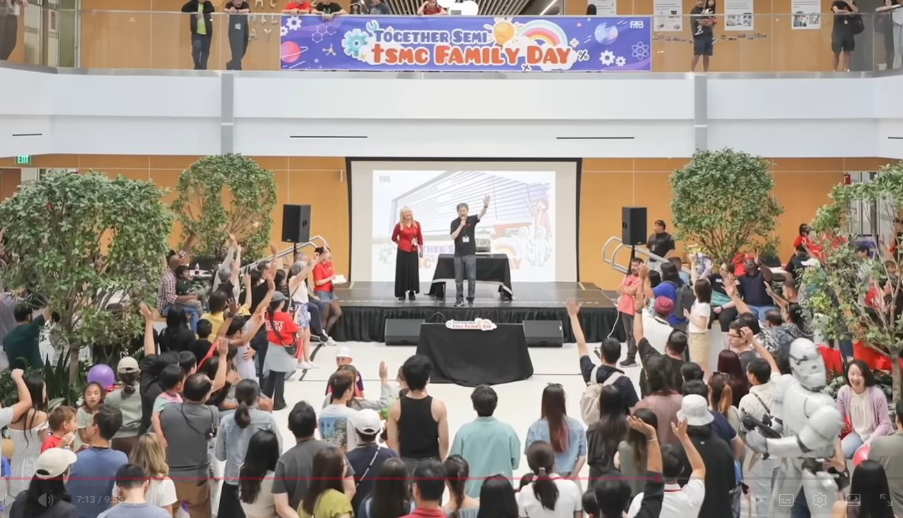 台積電位在美國亞利桑那州的 TSMC Arizona第一座晶圓廠,已於 2024 年第四季開始量產4奈米製程晶片,目前正生產包括 NVIDIA 的 GPU 在內的晶片。圖為該廠為員工舉行家庭日活動。圖/翻攝自TSMC YT頻道