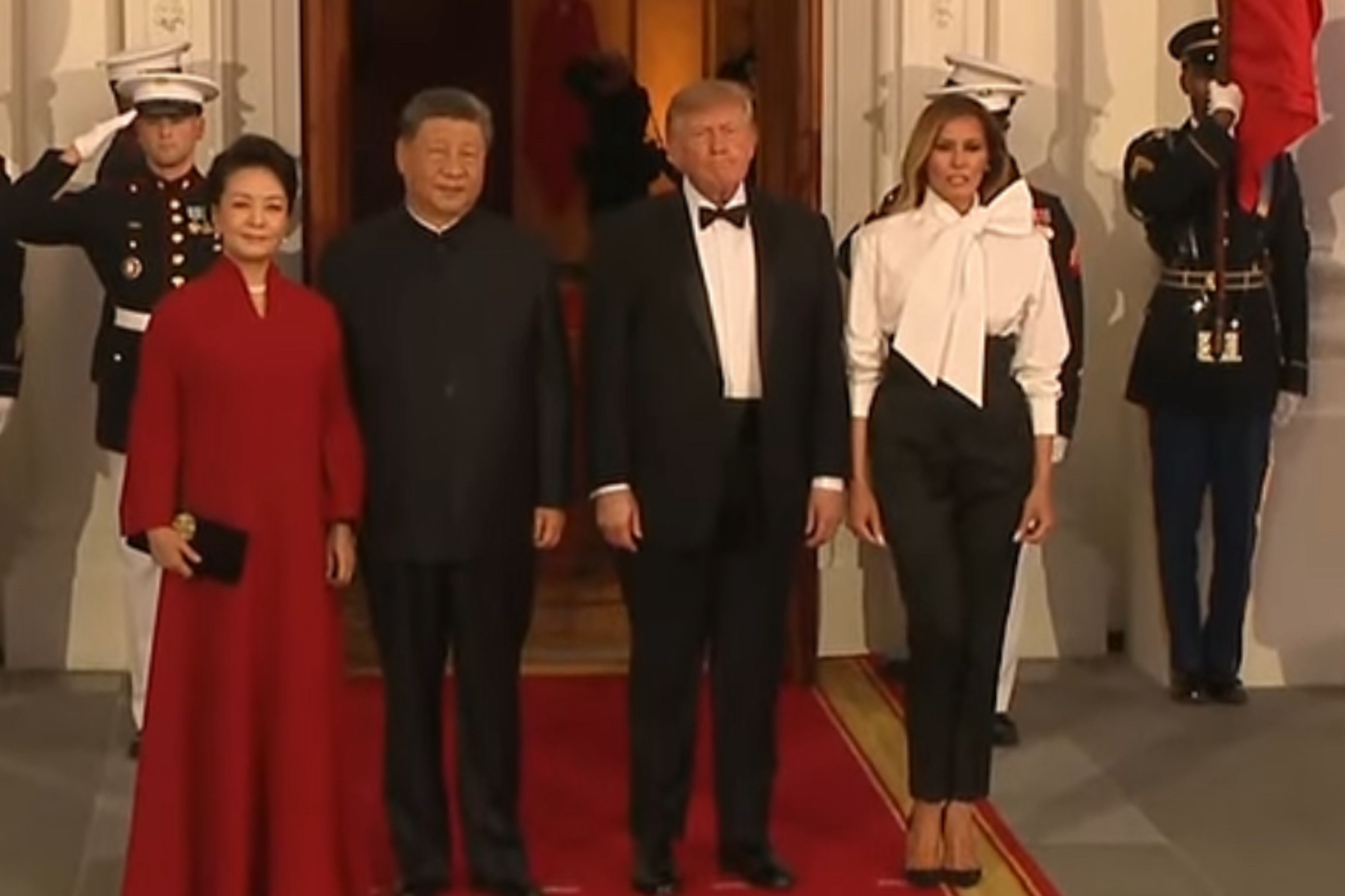 訪美　鄧小平戴牛仔帽、習近平穿毛裝出席國宴　美媒：凸顯美中分歧