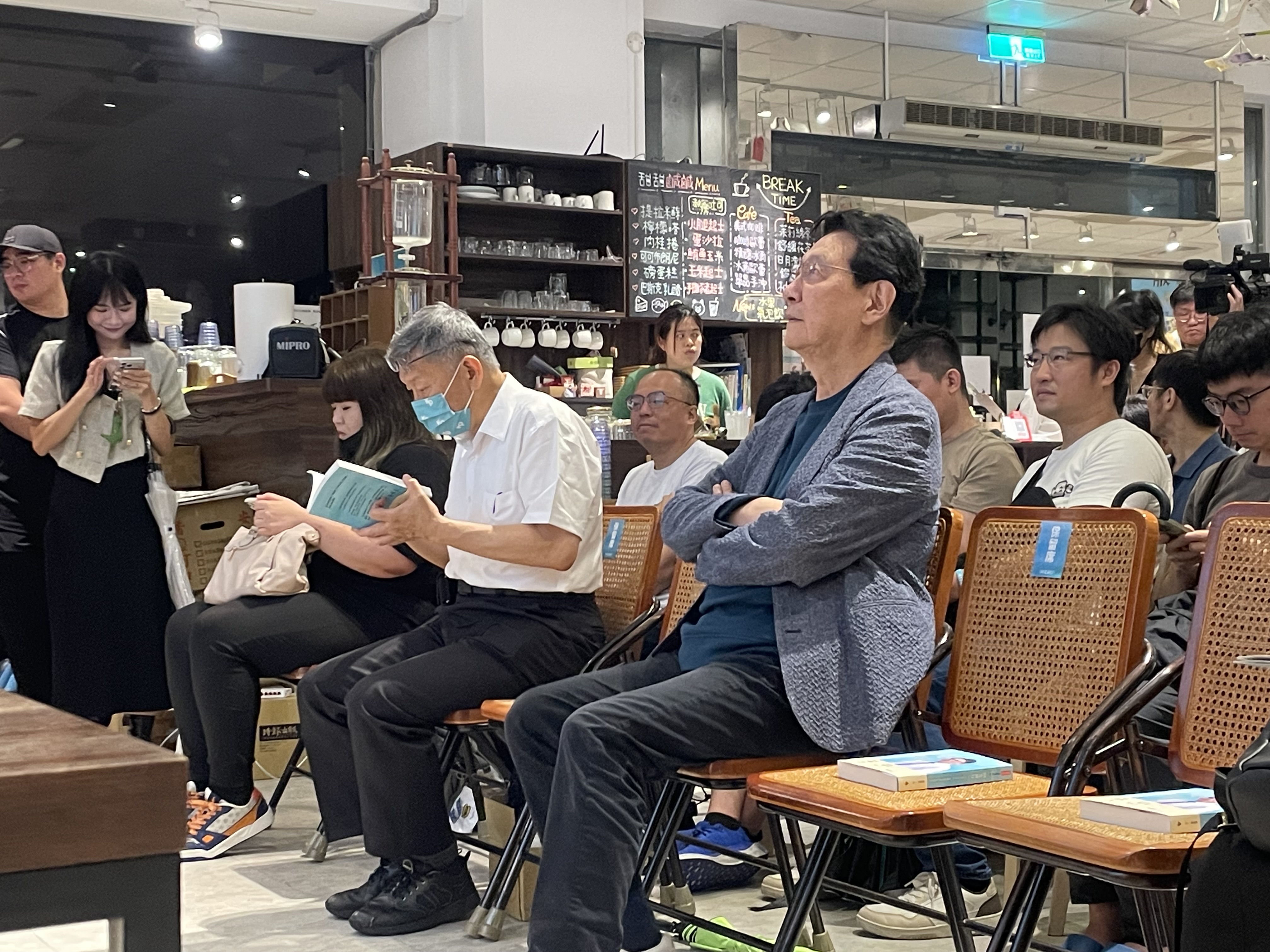 民眾黨創黨主席柯文哲（白衣）5日出席民眾黨主席黃國昌的新書發表會。圖/記者洪子苓攝