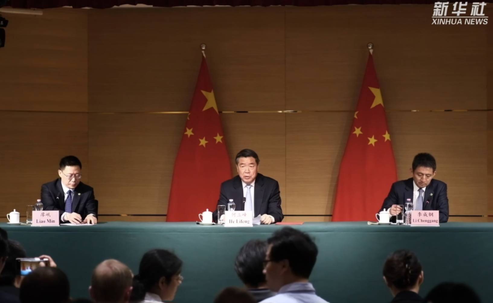 中美高層貿易談判11日在瑞士結束後，中共副總理何立峰（中）對媒體簡報，指雙方達成實質進展。不過新華社隨即刊出署名文章，警示美國。圖／取自新華社