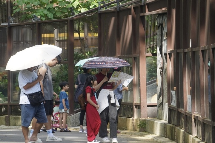 天氣高溫炎熱，外出請注意防曬。圖/取自中央氣象署