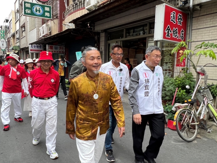 素行生命能量協會8日在雲林麥寮舉辦「和平地球，與我同行」步行活動，並邀請民眾黨主席柯文哲共同參與。圖/素行能量協會提供