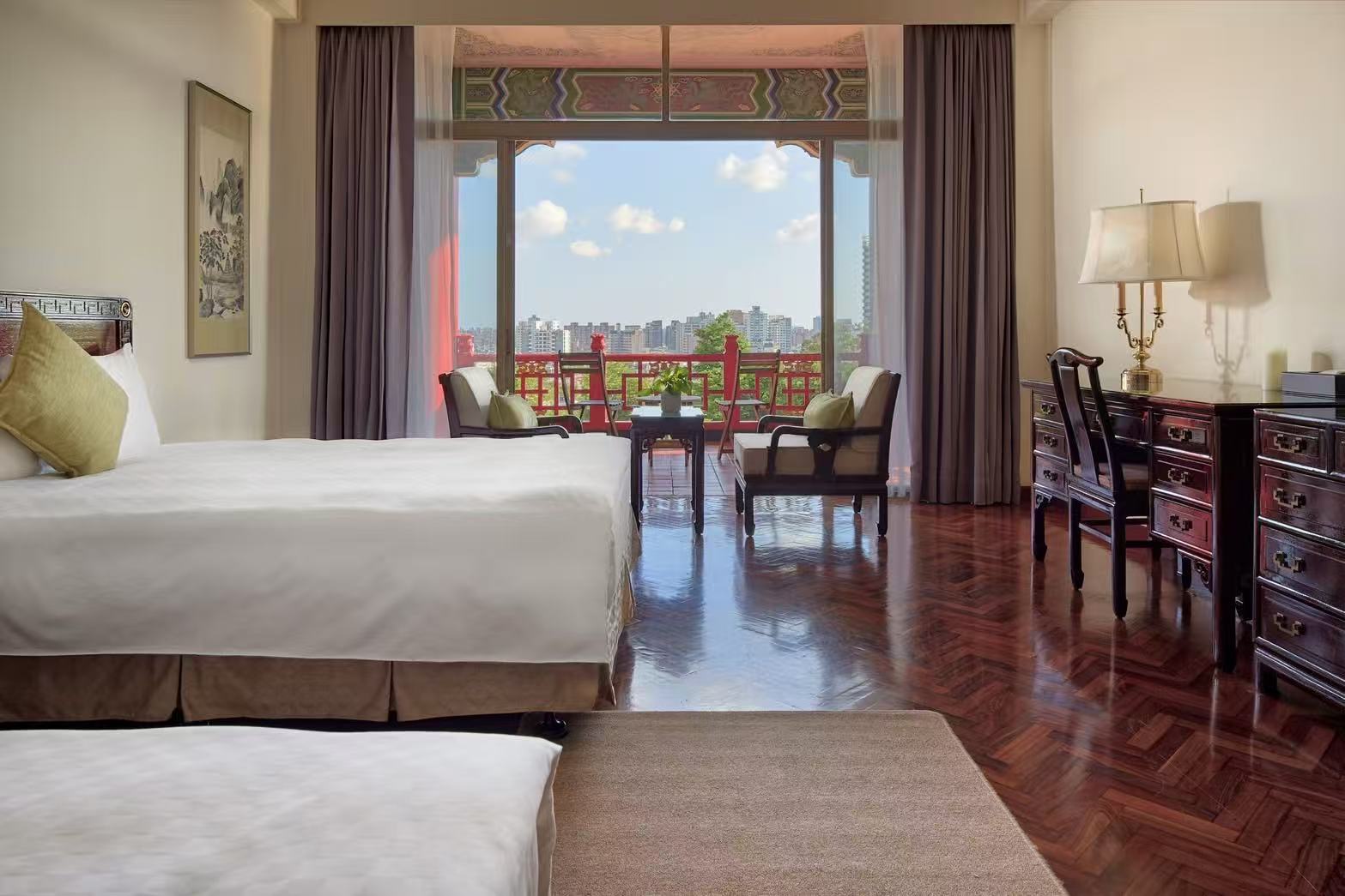 高雄圓山大飯店即日起至明年2月13日止推出限時「買二送二」住房優惠組合，開放旅客於平日週日至週五入住，等於四間房同享萬元超驚喜價。圖為市景雙人房。圖／圓山大飯店提供