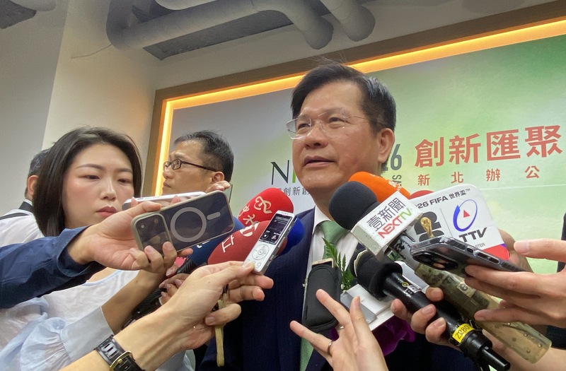 巴紐日前無預警片面宣布立即關閉台灣駐巴紐代表處,外交部長林佳龍(右)18日接受聯訪表示,除表達抗議絕不接受片面作為,也將檢視對巴紐的天然氣採購。圖/中央社
