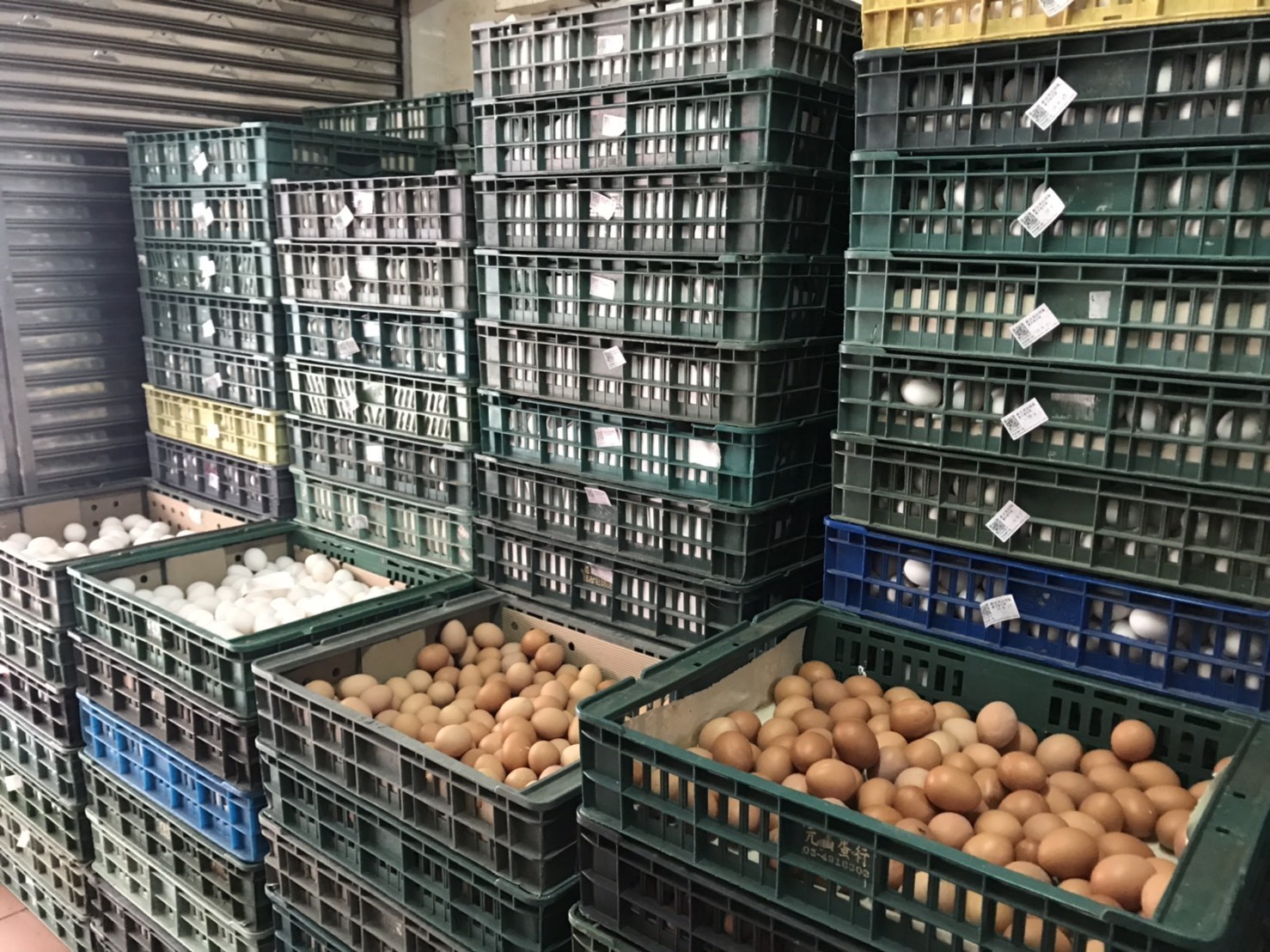 近日雞蛋產量過剩加上買氣低迷，台北市蛋商公會於昨天（11日）宣布，蛋價再降3元。圖/取自農業部
