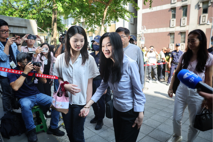 競爭對手？傳應曉薇愛女接棒選中正萬華 吳怡萱：讓自己成最好選擇