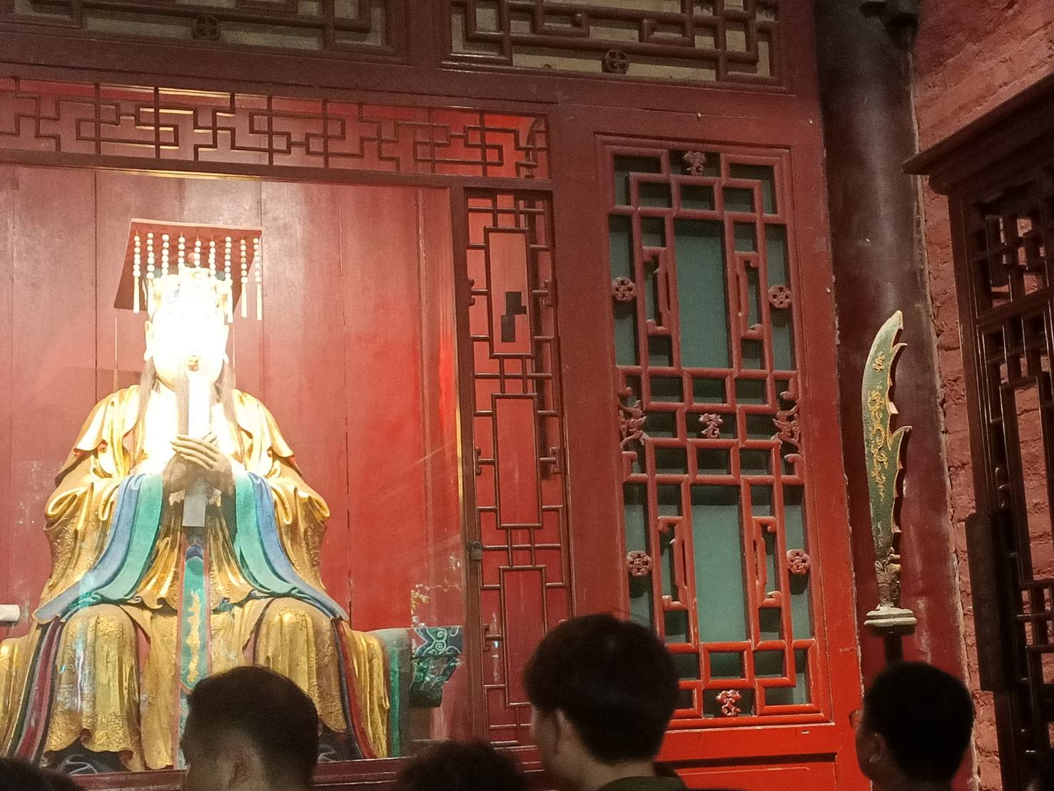 昭烈殿偏殿的關羽是儒生形象，要不是旁邊放著青龍偃月刀，真會跟劉備的形象搞混。圖/記者簡立欣攝