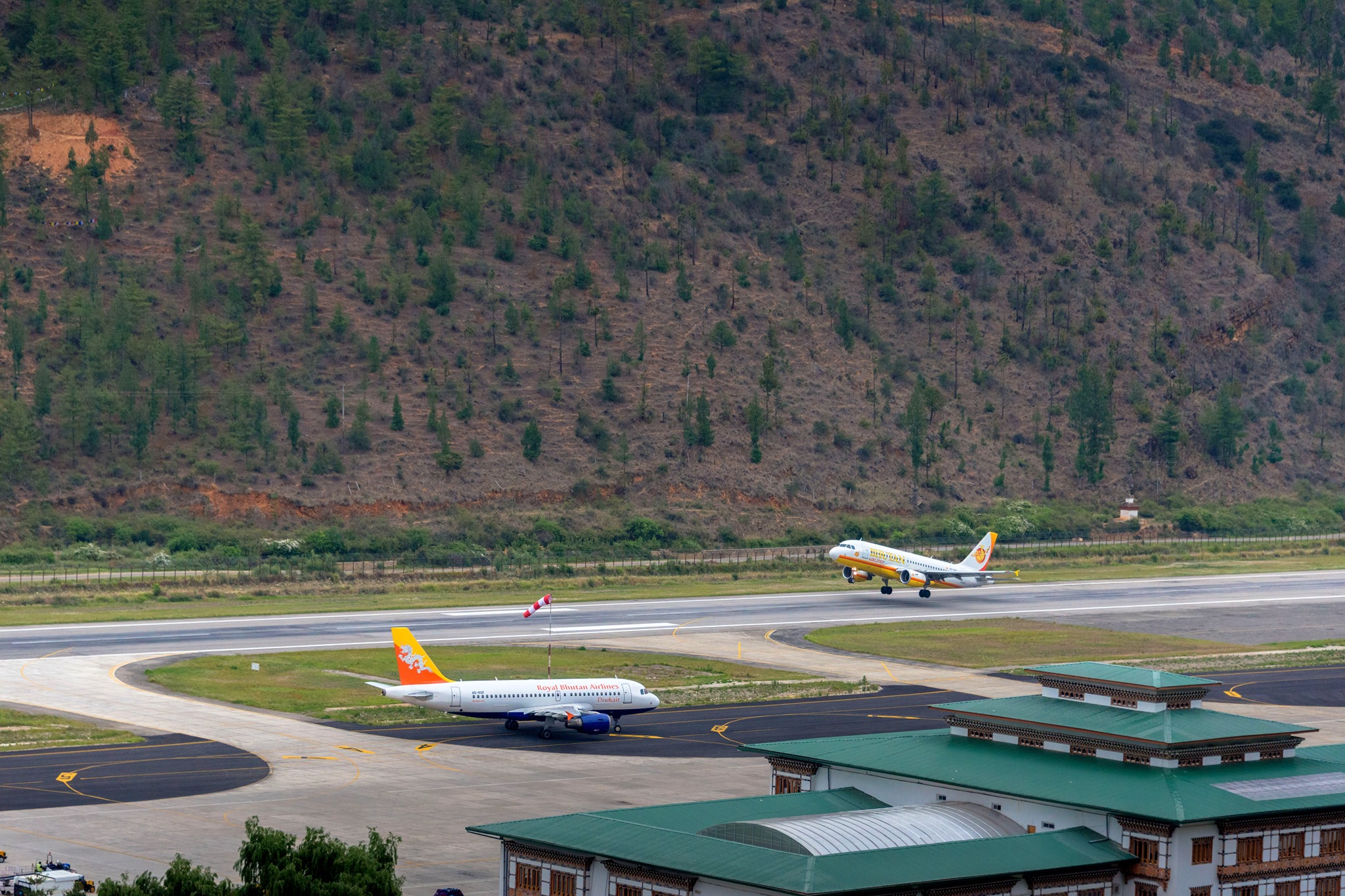 不丹唯一一座國際機場帕羅機場（Paro International Airport），被公認是「世界上最難降落的機場」之一。圖/取自Paro International Airport臉書