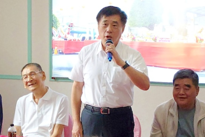  前雲林縣長張榮味（右1）力挺國民黨主席候選人郝龍斌（中），與嘉義區漁會榮譽理事長林水樹（左1）等人，8日陪同郝龍斌出席在嘉義東石鄉舉行的座談會。圖／中央社