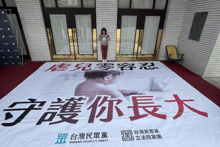 立院爆衝突！黃國昌又成箭靶 鍾佳濱、沈發惠推人還大罵髒字