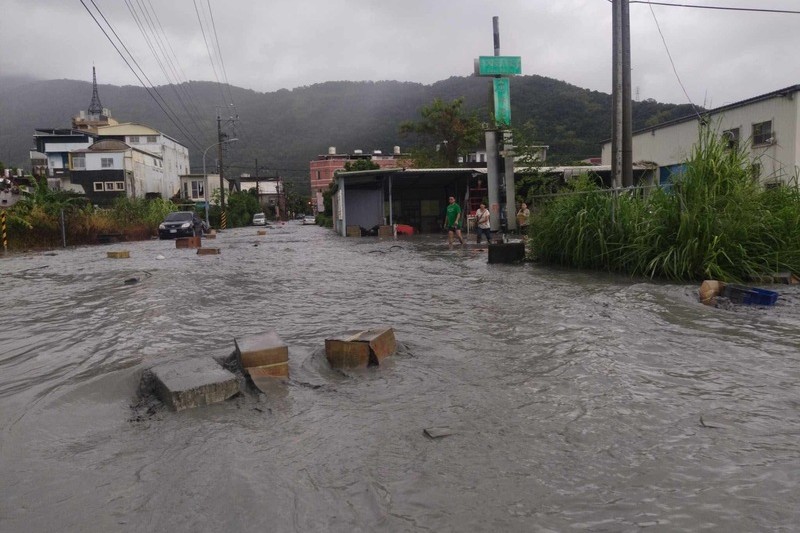 水漫光復市區！花蓮堰塞湖潰堤　民宅一樓全被泥水灌入