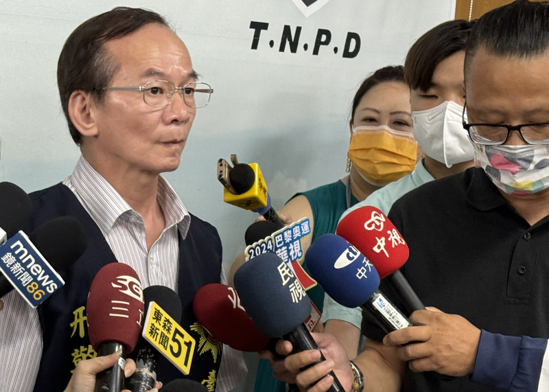 台南市區漁會理事長林士傑遭槍殺案，涉案張姓「口罩男」12日在高雄落網，台南市刑大隊長張文源（左）13日表示，全案證據串連釐清中，張男角色有待確認，最新進展是已另鎖定一名通緝犯追捕中。記者會後，綽中「阿川」的林士傑心腹就逮。圖／ 中央社