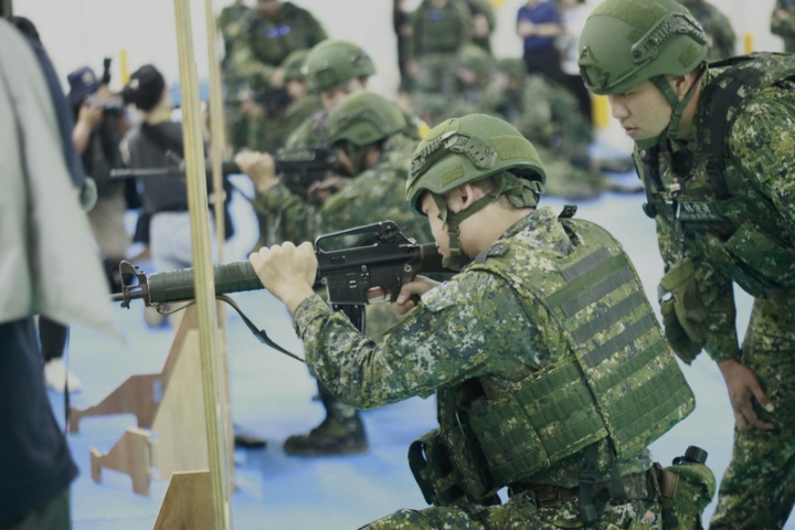 漢光41號演習實兵操演第一天（9日），第五作戰區步兵302旅在苗栗縣結合「同心35號操演」實施教召專長複訓。 圖/ 中央社