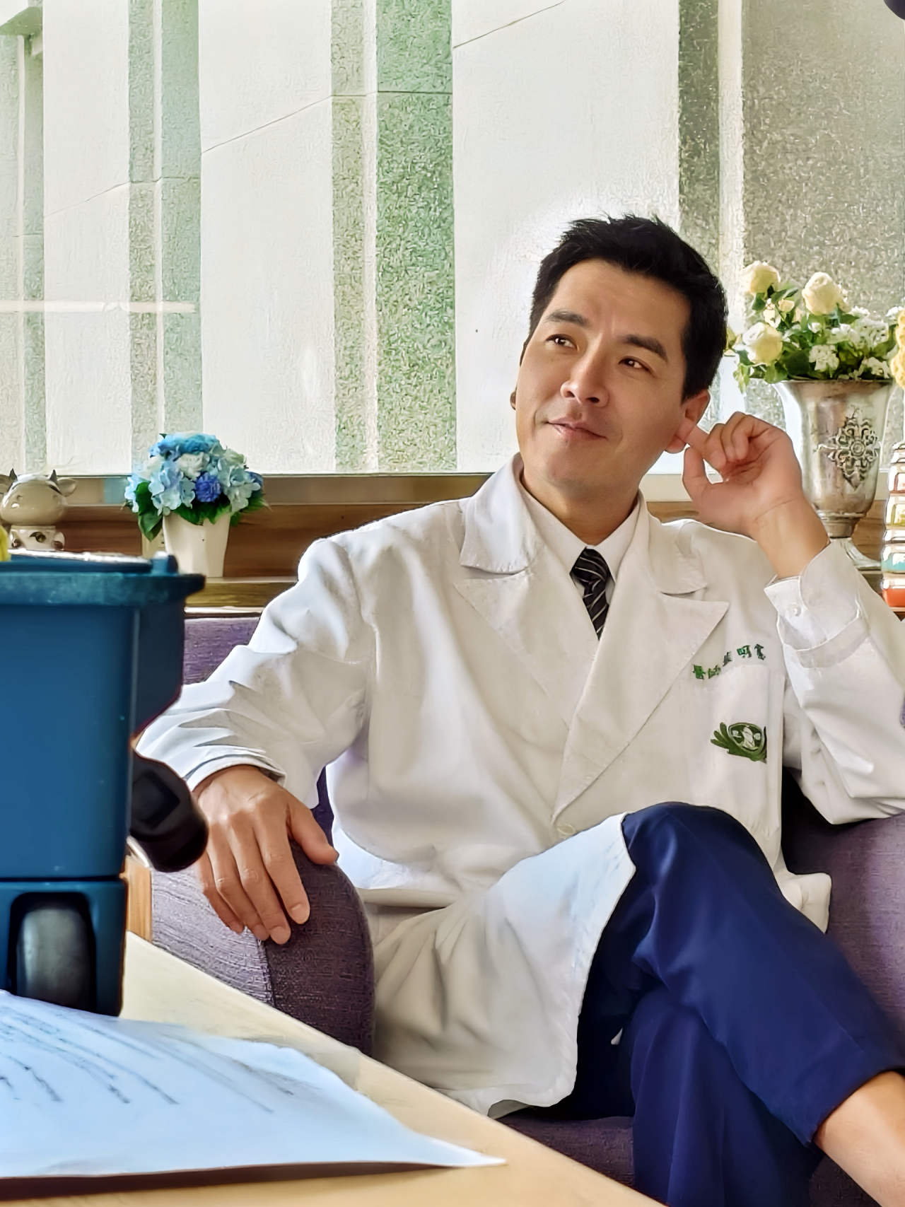 《在光裏的人》劇中，王傳一飾演偏鄉仁醫葉明憲醫生。圖/嚞娛樂提供