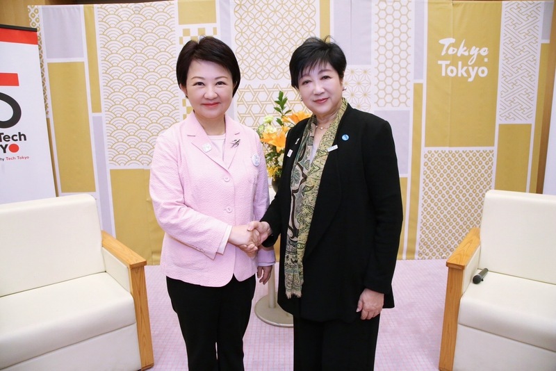 台中市長盧秀燕（左）與東京都知事小池百合子（右）合影，盧秀燕透露，她在訪日期間便得知地政局長吳存金遭檢調調查一事。圖/中央社