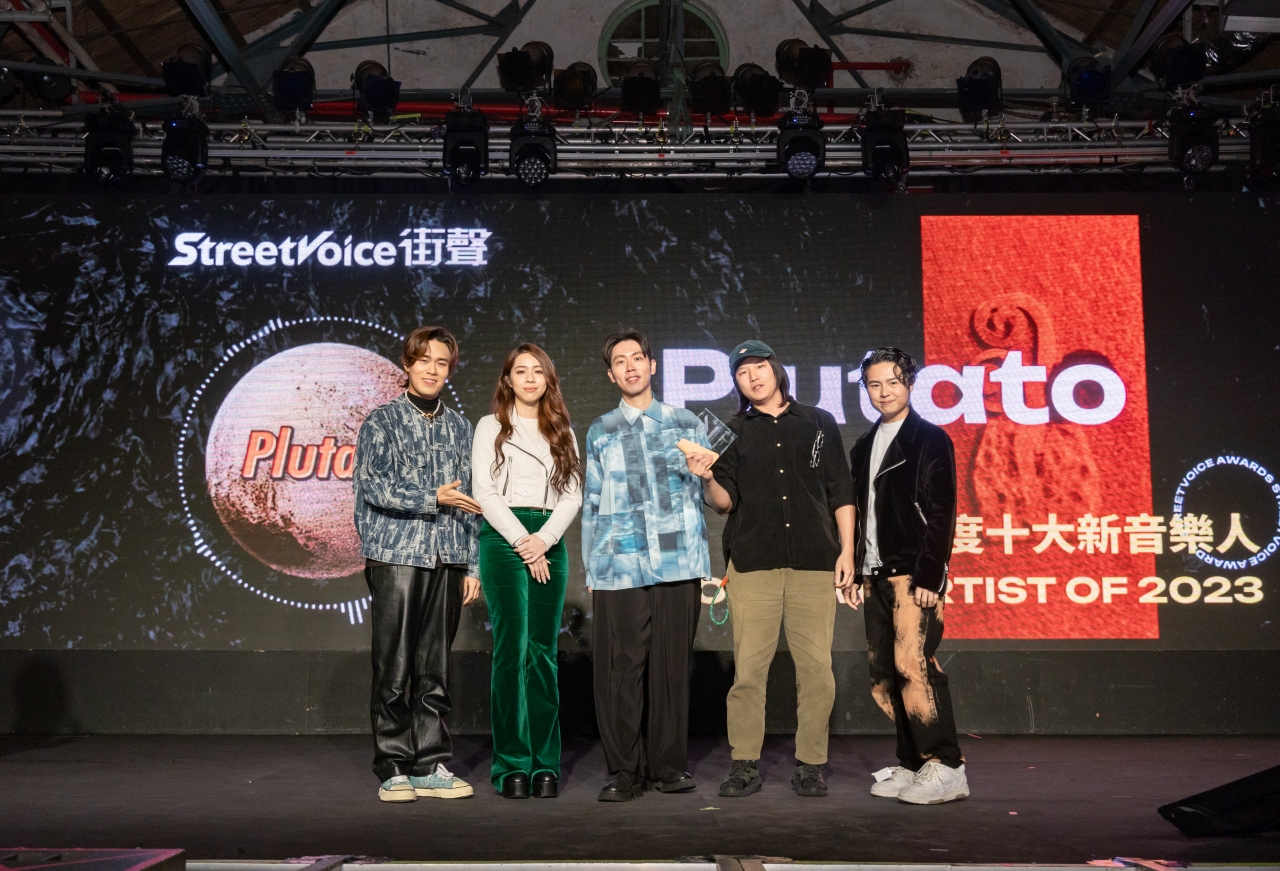 頒獎人告五人樂團頒發年度十大新音樂人給Plutato（右2、3）圖/StreetVoice街聲提供