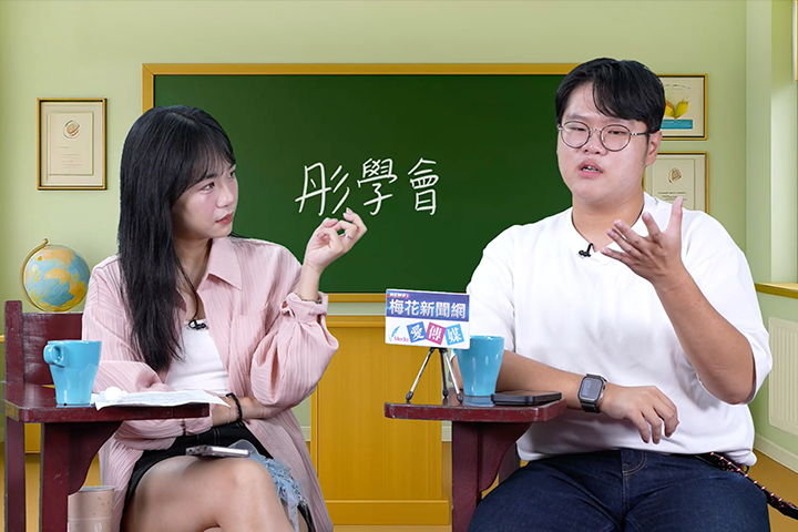 由《梅花新聞網》製作、民眾黨發言人張彤（左）主持的節目《彤學會》，3日特別邀請民眾黨基隆市議員參選人林廷翰（右）擔任節目嘉賓。圖/記者羅依琳攝
