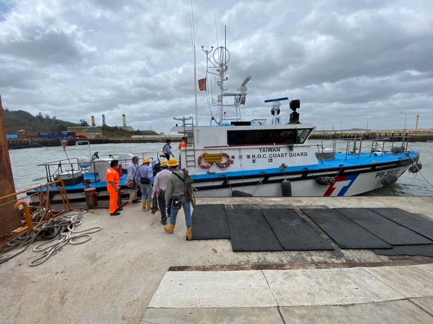 金門海域陸籍貨輪沉沒 兩岸聯手救下12名船員