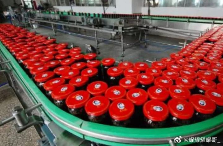 老干媽投入近8000萬元人民幣購置自動灌裝設備，從旋蓋、貼標到裝箱、堆疊等環節，也陸續導入自動化設備與機器人。圖/取自耀耀耀耀哥微博