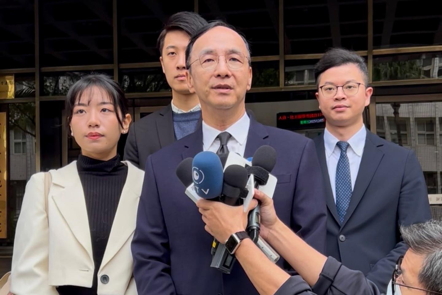 前國民黨發言人楊智伃(左一)、桃園市議員凌濤(右一)等人皆為前國民黨主席朱立倫的子弟兵。圖/取自楊智伃臉書