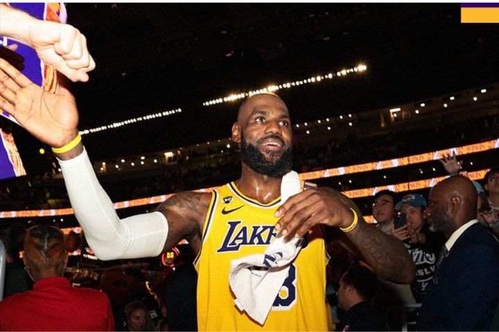 NBA湖人敞開大門　挑戰生涯第24季？待「詹皇」定奪