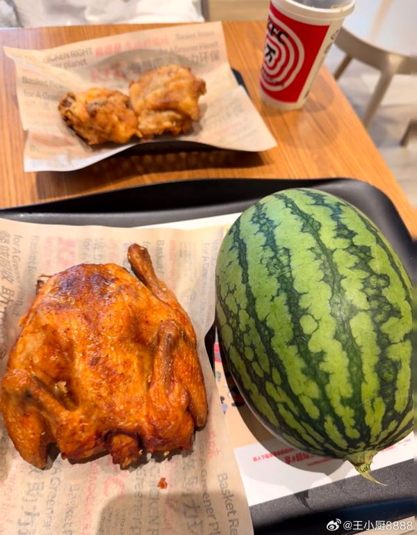 炸雞與西瓜在中國大陸是單純的飲食搭配。圖/取自王小廚8888微博