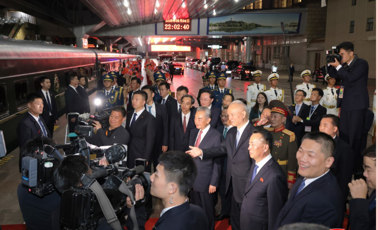 中共政治局常委蔡奇、外長王毅、北京市長殷勇等人4日晚間親自到車站為金正恩送行。圖/取自朝中社