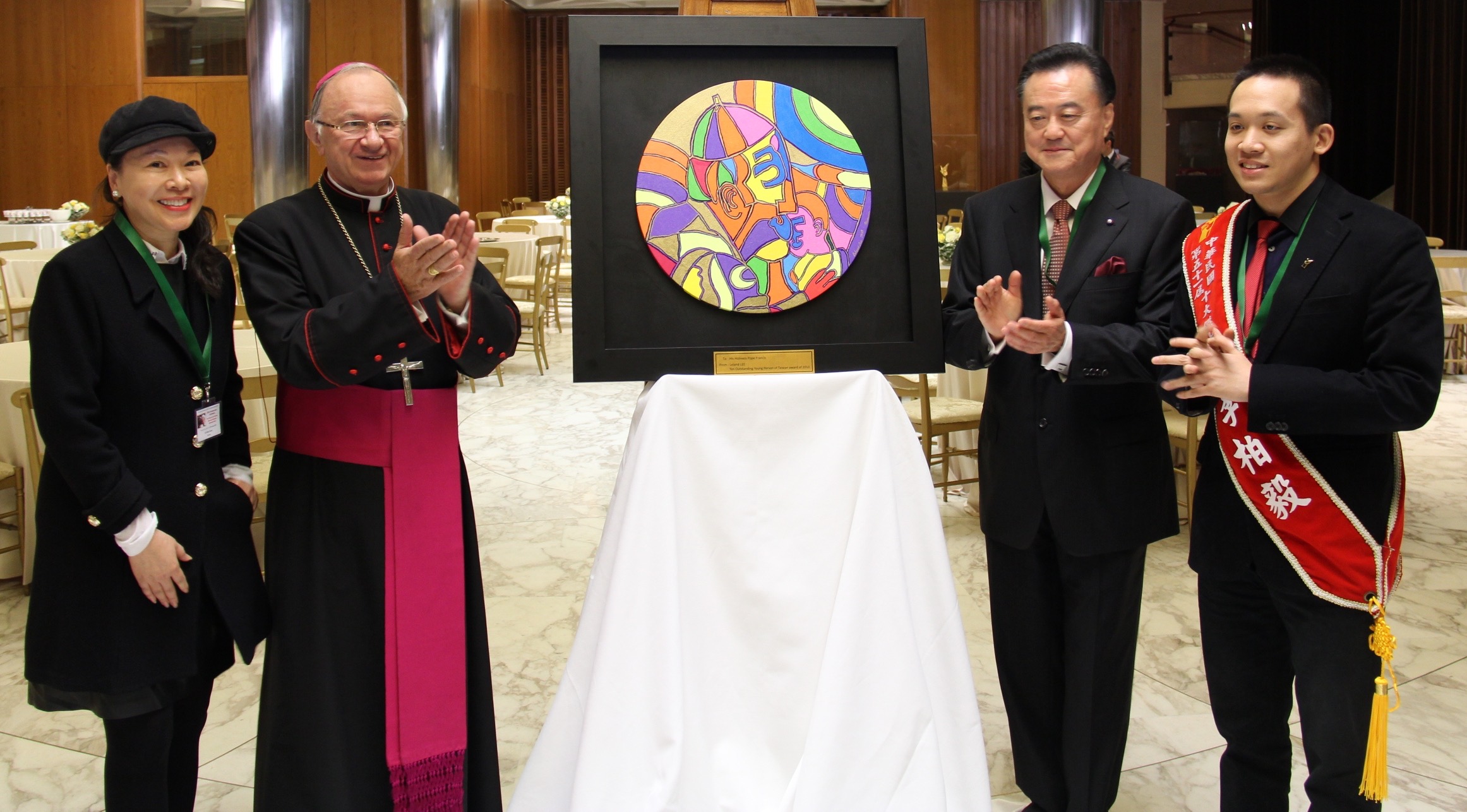 李伯毅(右一)教廷畫展揭幕。右二為前駐教廷大使王豫元。圖/作者提供