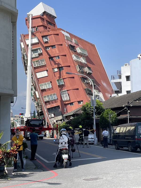【0403大地震】花蓮「天王星大樓」倒塌 仍有人受困