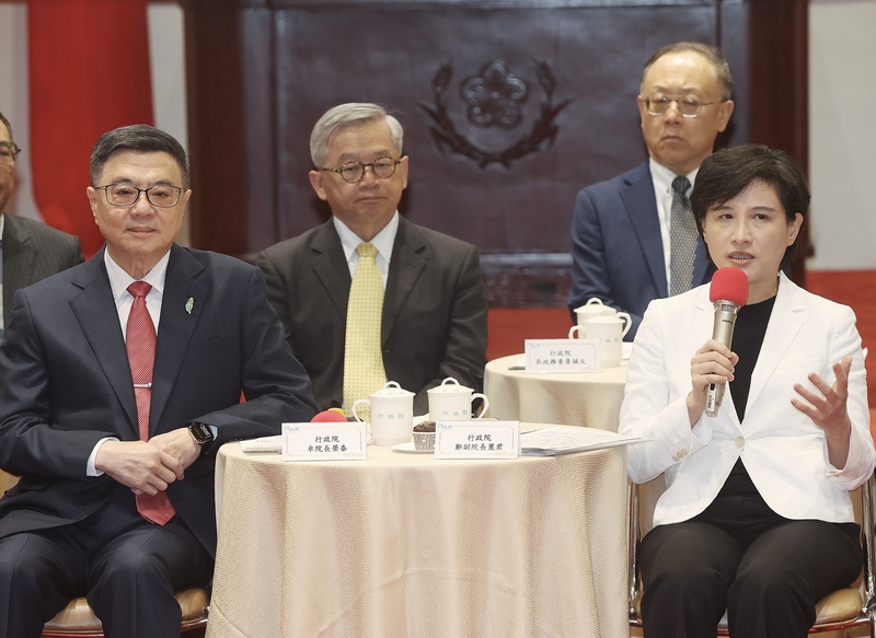 行政院長卓榮泰卓榮泰（左）16日率內閣團隊和媒體進行茶敘。圖/中央社