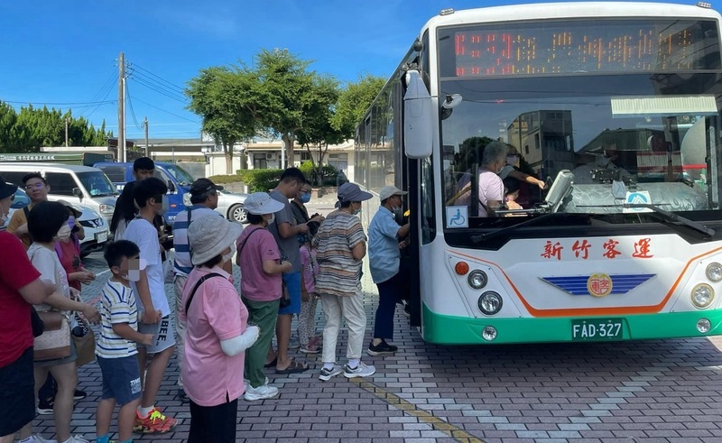 新竹客運近年營運受衝擊，宣布先後退出桃園、苗栗及竹東等地區。圖為15日苗栗銅鑼鄉親揪團搭車留念。圖/中央社