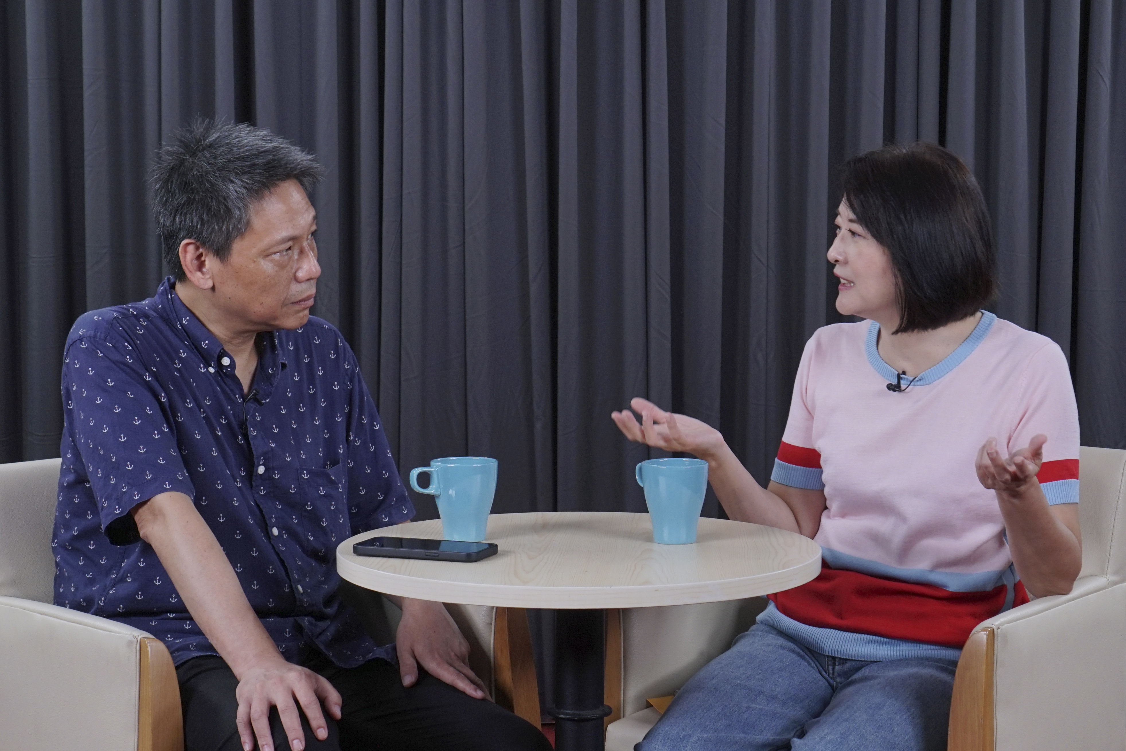 立法委員王鴻薇（右）與主持人謝寒冰（左）。圖/記者梁鴻欣攝