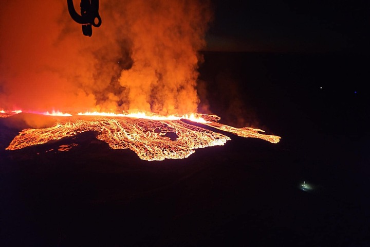 歐亞三座火山同日噴發　火紅熔岩吞噬冰島基礎建設