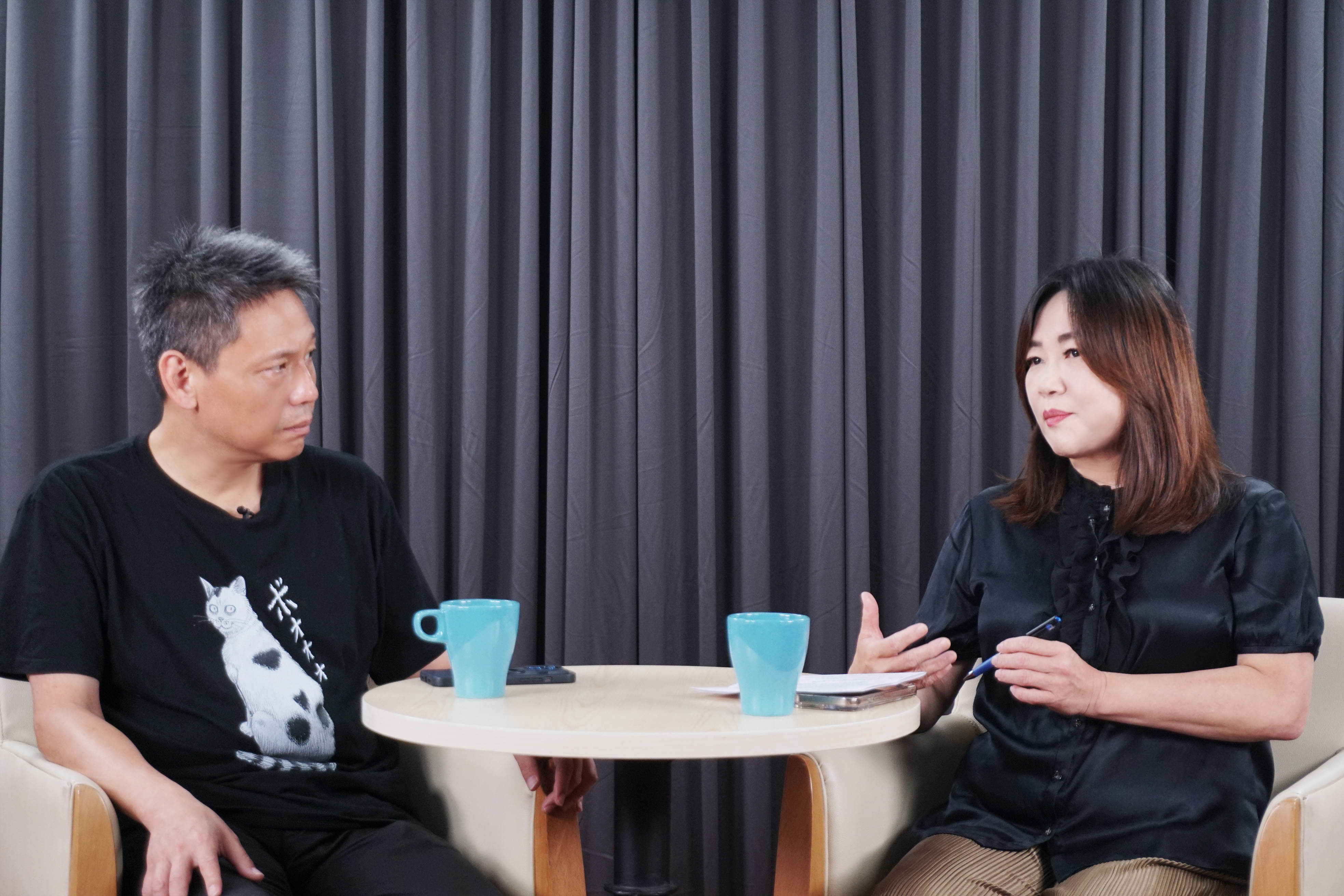 國民黨立委馬文君（右）與主持人謝寒冰（左）。圖/記者陳思豪攝