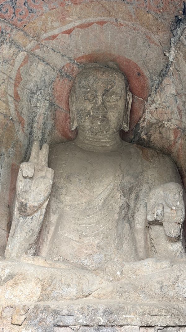 近年在網路爆紅的「比耶佛」右手部分損毀，大拇指殘缺後，意外形成宛如現代人拍照時的「V字剪刀手」，神似「比耶」動作，因此在社群平台迅速走紅。圖/記者陳素貞攝