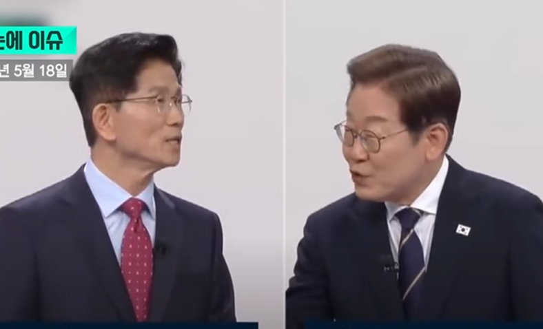 南韓共同民主黨候選人李在明（右）與國民力量黨候選人金文洙（左）18日進行電視辯論，兩人均同意修憲，對總統任期進行改革。圖/翻攝自KBS News Youtube頻道