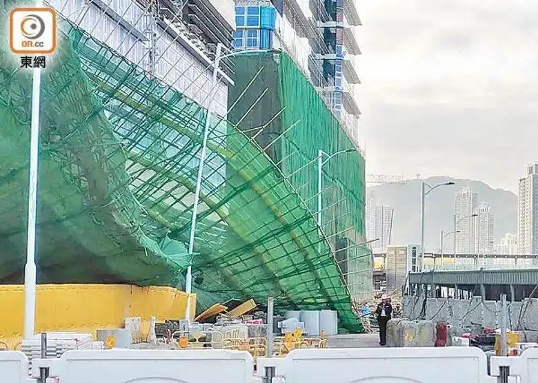 全球如今使用竹棚鷹架的也僅有港澳地區,但竹棚既有優點也有缺點,易燃就是最大問題。圖/取自東網